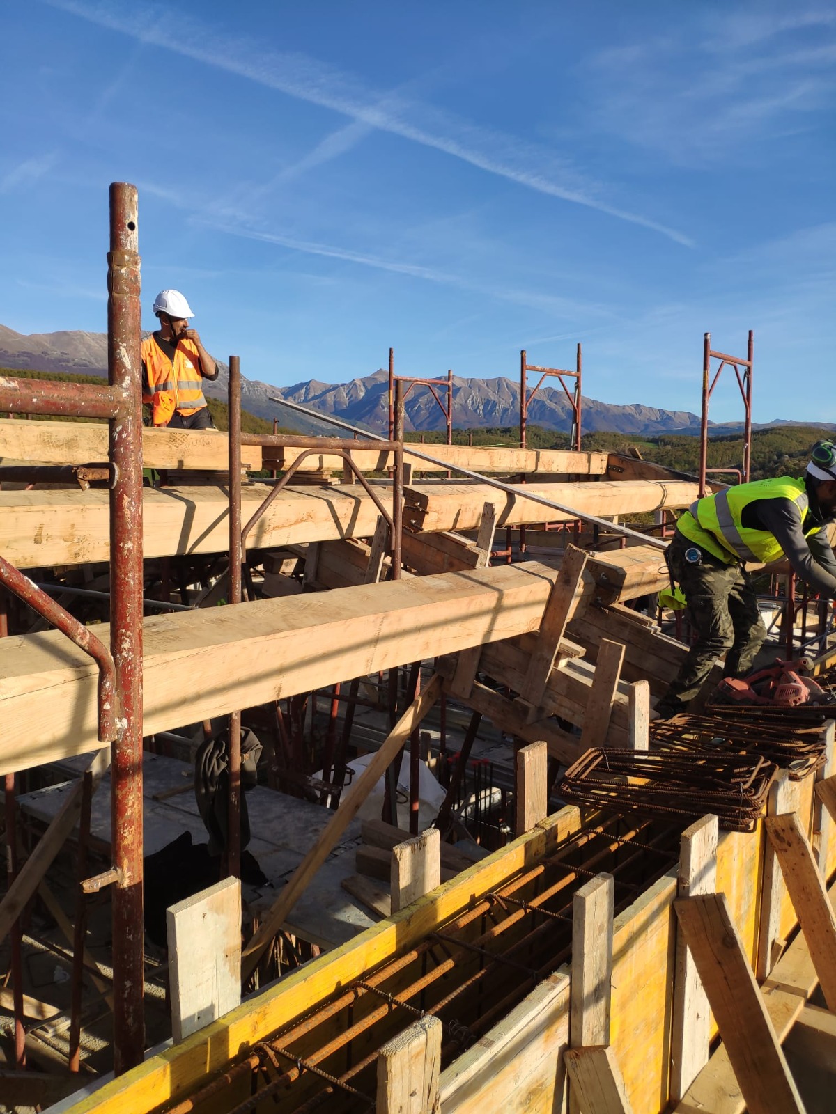 Lavorazioni in cantiere con casseforme e armature