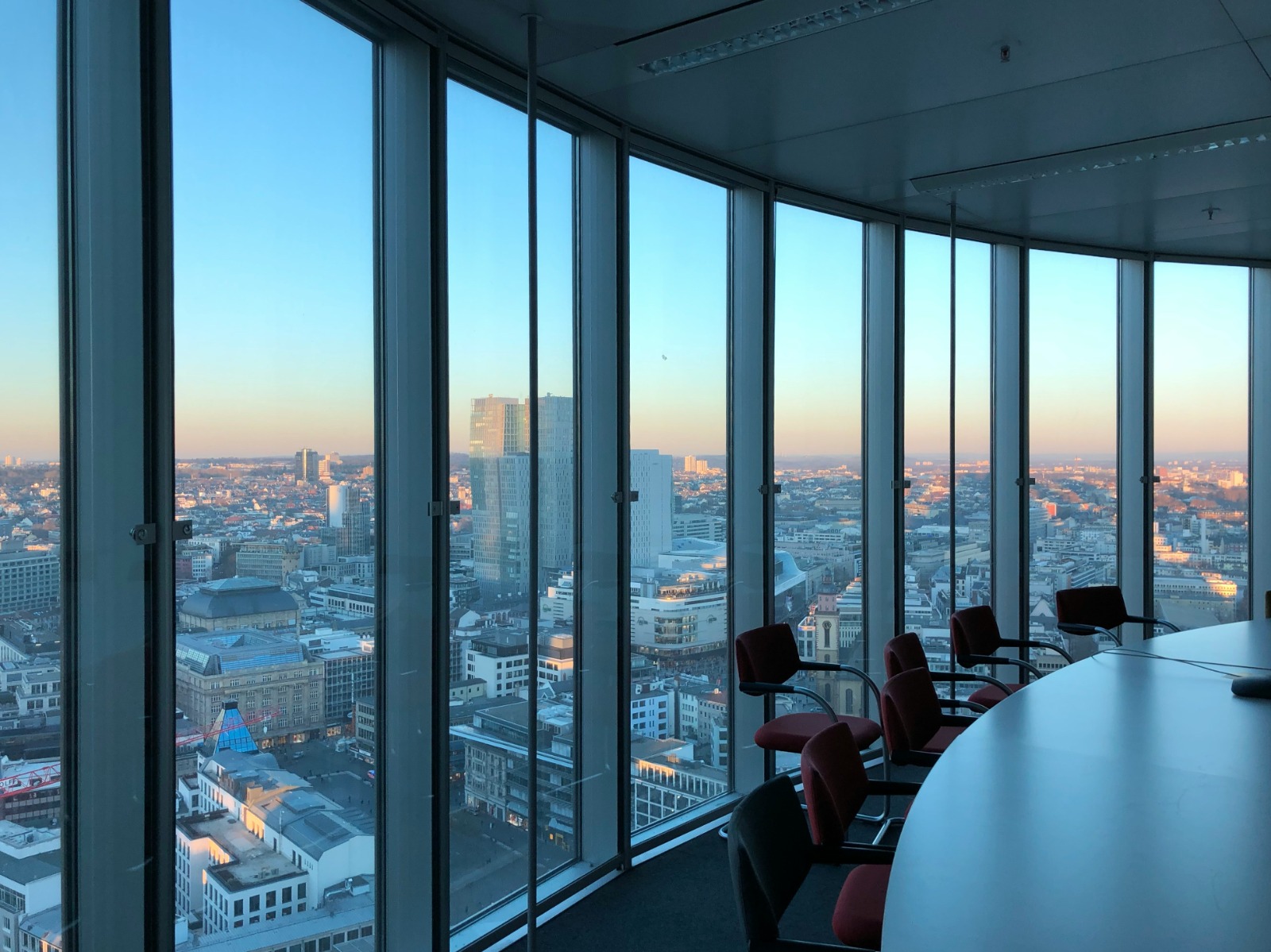 Sala riunioni con vetrate panoramiche sulla città