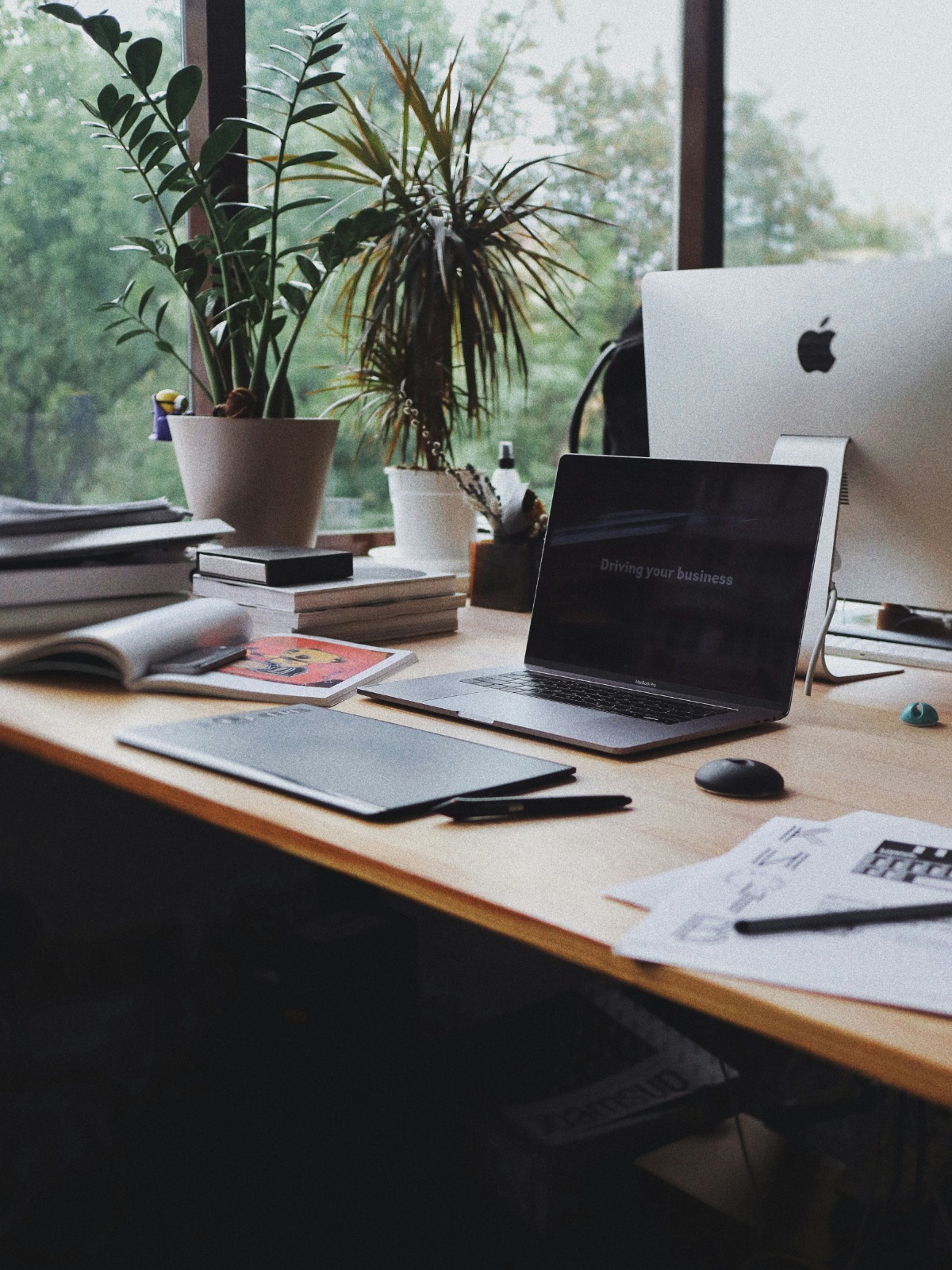 Postazione di lavoro con computer e materiali di progetto