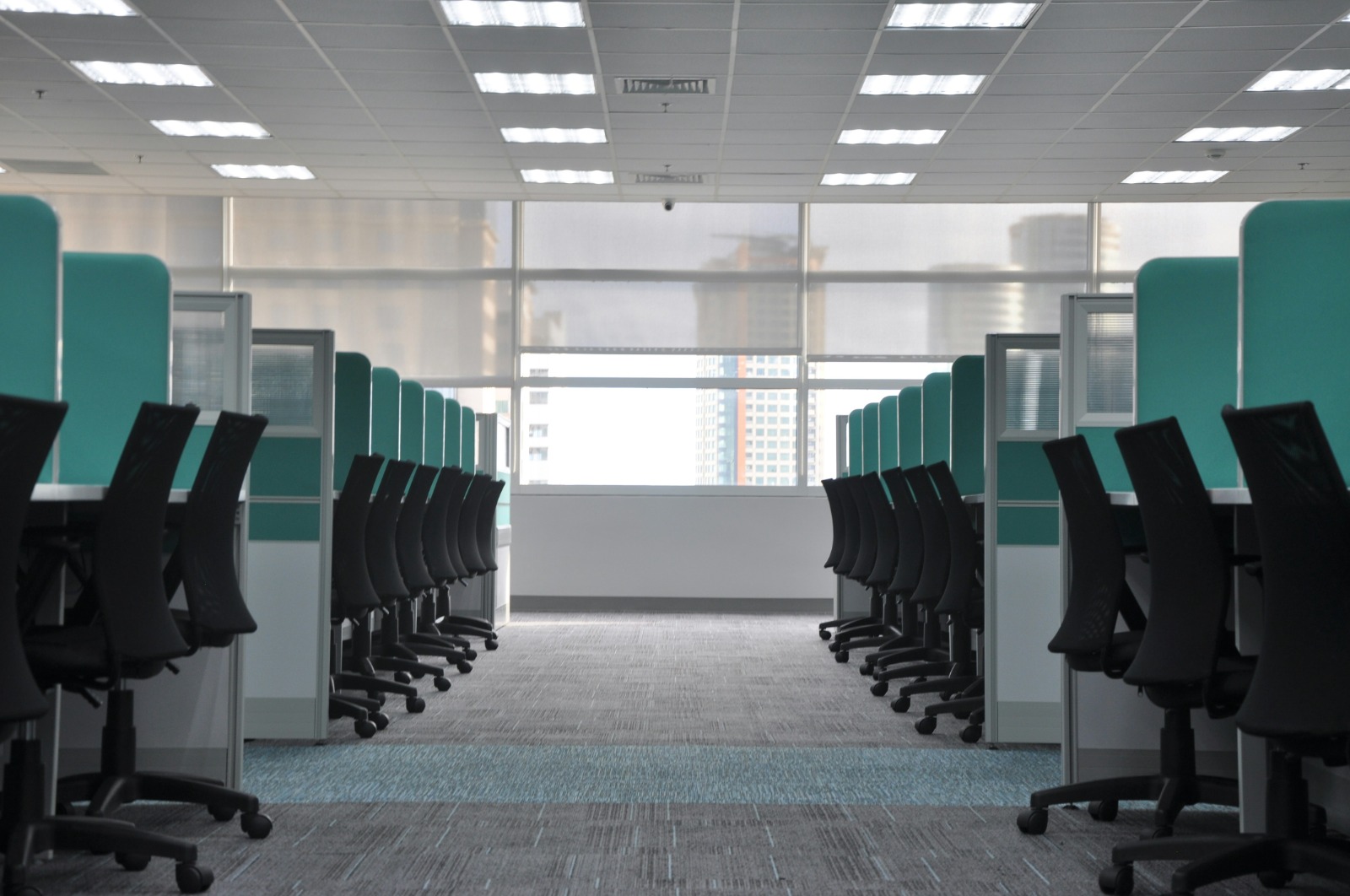 Uffici open space con postazioni di lavoro